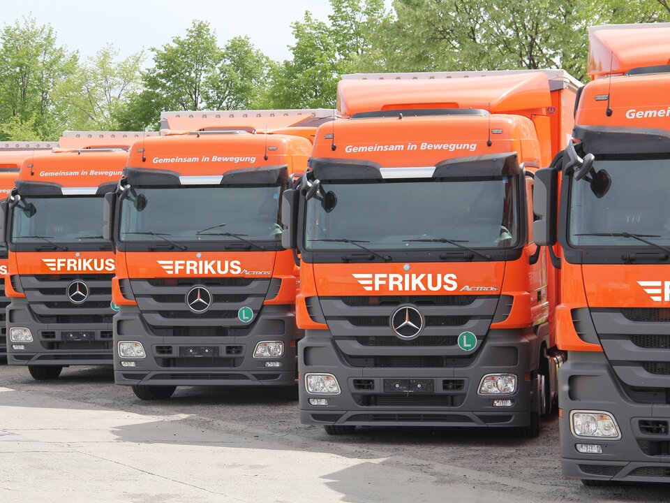 Autotransporter in Reihe von vorne Nahaufnahme.