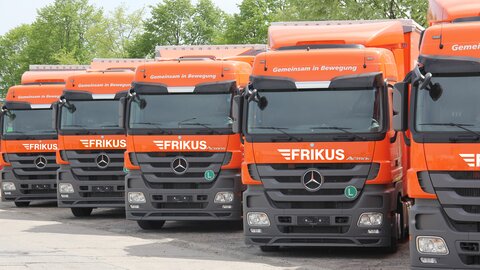 Autotransporter in Reihe von vorne Nahaufnahme.