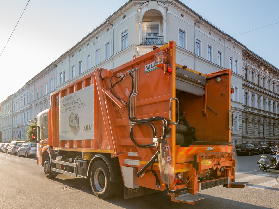 FRIKUS Abfallsammelfahrzeug im Stadtgebiet.