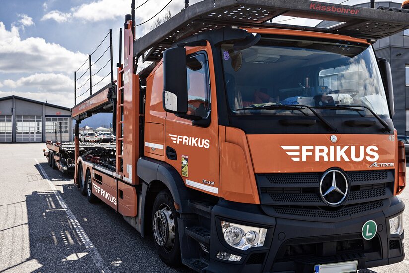 Autotransporter von vorne Nahaufnahme FRIKUS