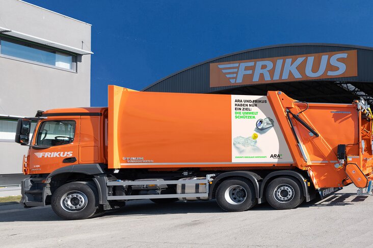 Lkw für Abfallentsorgung steht am FRIKUS Firmengelände vor Halle.