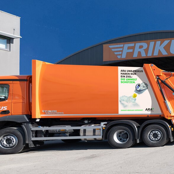 Lkw für Abfallentsorgung steht am FRIKUS Firmengelände vor Halle.