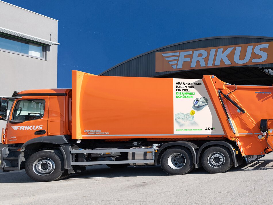 Lkw für Abfallentsorgung steht am FRIKUS Firmengelände vor Halle.