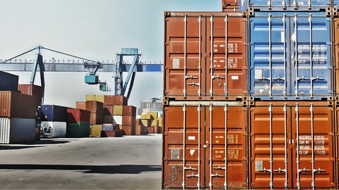 Container gestapelt auf Gelände Kran im Hintergrund