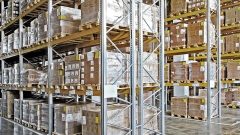 Regallager mit Waren.