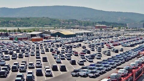 Reihe von Fahrzeugen auf Firmengelände 