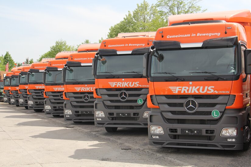 Autotransporter in Reihe von vorne Nahaufnahme.