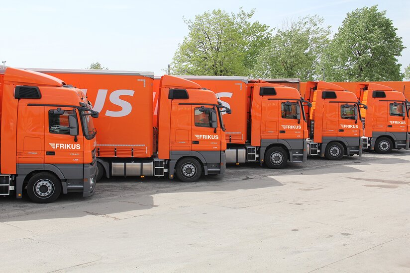 Lkw in Reihe seitlich Nahaufnahme.