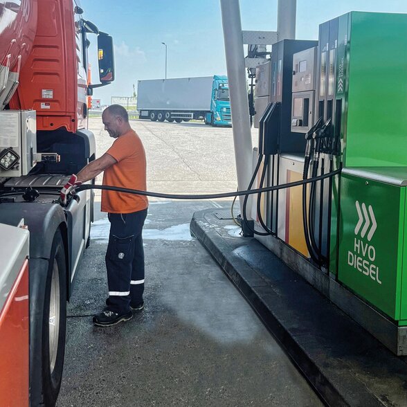 Mann betankt Lkw Nahaufnahme.