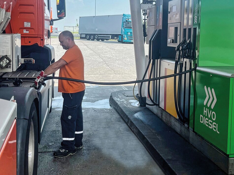 Mann betankt Lkw Nahaufnahme.