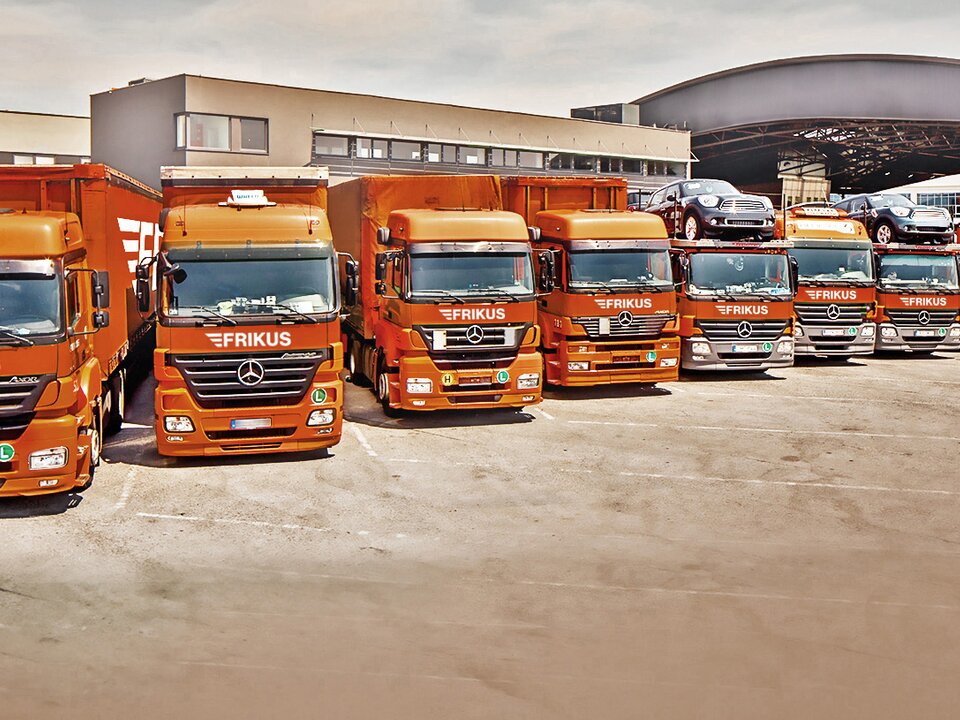 Lkw in Reihe von vorne.