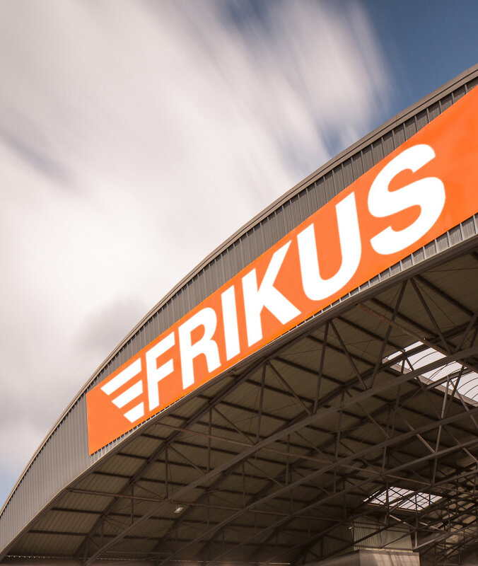 Detailaufnahme Schild mit FRIKUS Logo auf Halle.