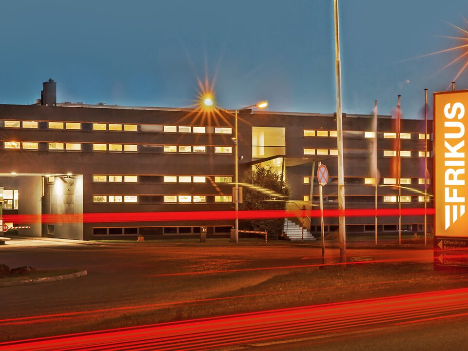 Einfahrt Firmengelände FRIKUS Nachtaufnahme.