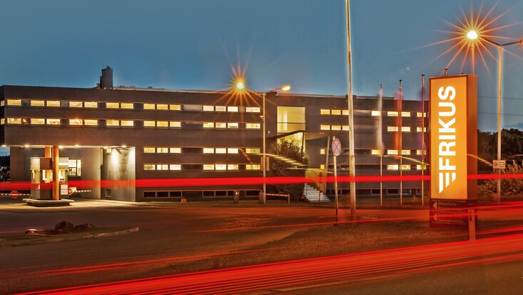 Einfahrt Firmengelände FRIKUS Nachtaufnahme.