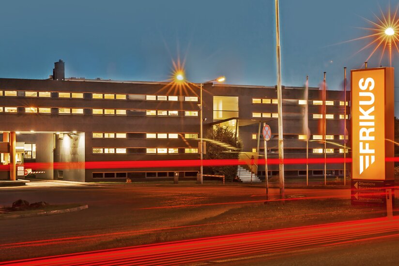 Einfahrt Firmengelände FRIKUS Nachtaufnahme.