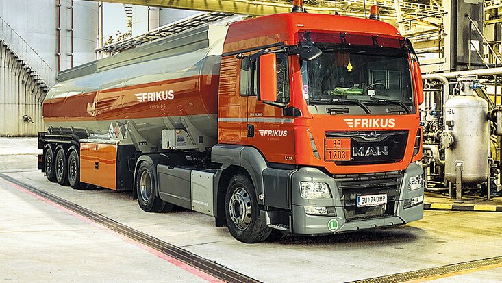 Tankfahrzeug bei Mineralölfirma.
