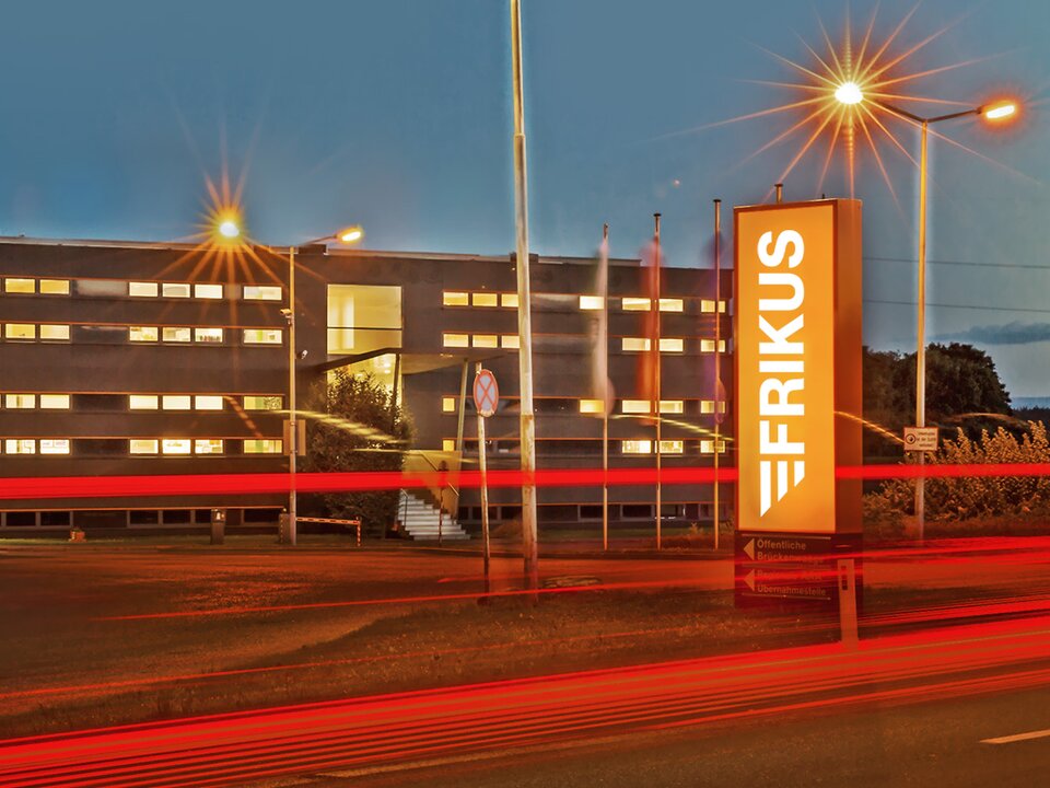 Einfahrt Firmengelände FRIKUS Nachtaufnahme.