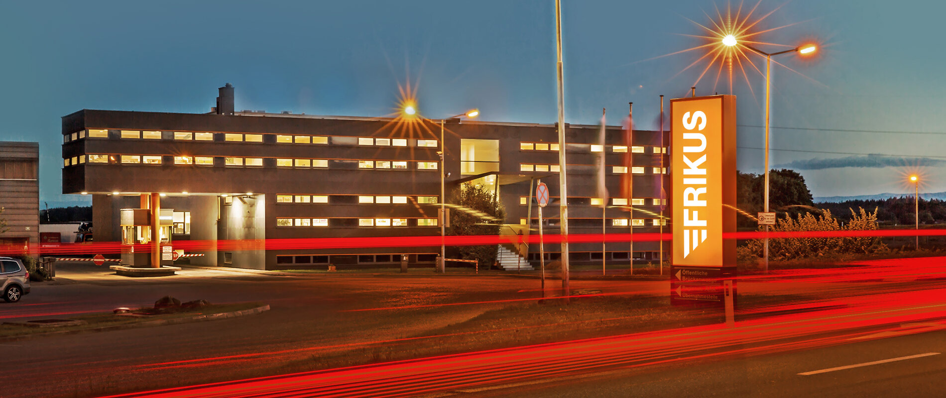 Einfahrt Firmengelände FRIKUS Nachtaufnahme.