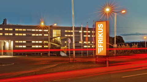 Einfahrt Firmengelände FRIKUS Nachtaufnahme.